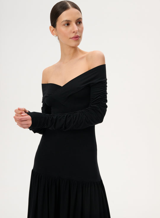 Sukienka off-shoulder z bambusowej dzianiny w kolorze czarnym - Portia