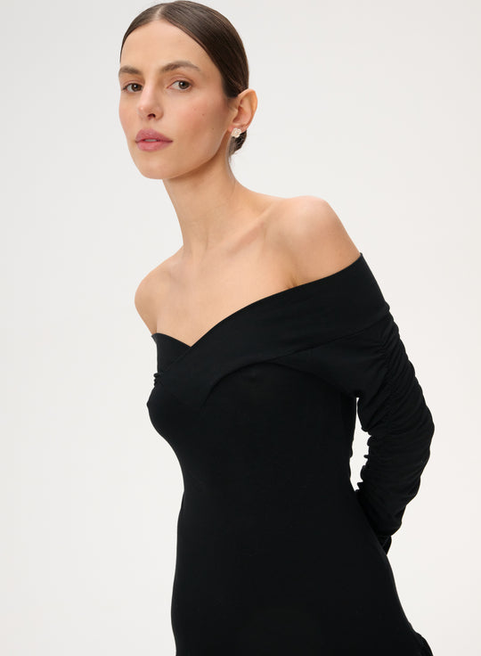 Sukienka off-shoulder z bambusowej dzianiny w kolorze czarnym - Portia