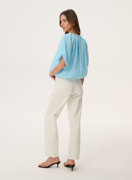 T-shirt with a bubble hem made of crinkled blue fabric - Como