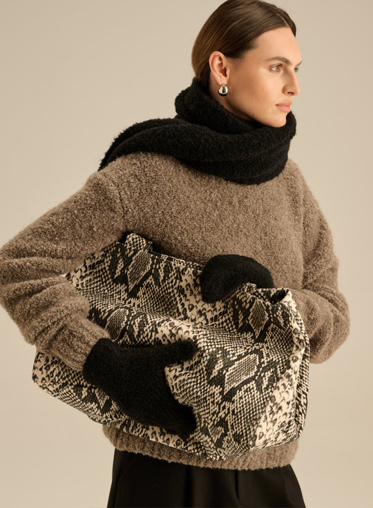 Scarf made of chunky knit in black - Eli