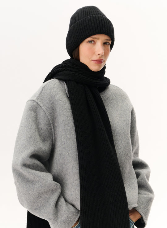 Szalik z wełny merino w kolorze czarnym- Helly