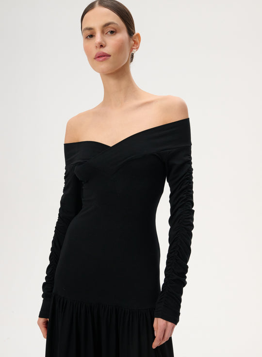 Sukienka off-shoulder z bambusowej dzianiny w kolorze czarnym - Portia
