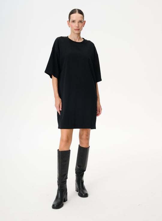 Sukienka mini o kroju t-shirtu w kolorze czarnym - Victoria